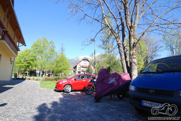 Edmundas savo arklį tai met užkloja kas nakt