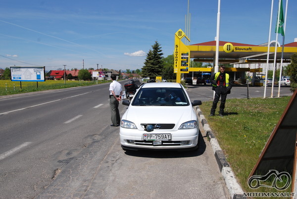 Ten matosi geroji Policininkė, ji mus bandė guosti sakydama kad ji tai mus paleistų.