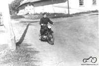 Juozas Jurkevičius su motociklu Iž 49 Kybartai apie 1970 metus