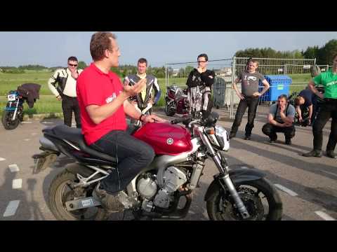 Praktiniai motociklizmo kursai: Taisyklinga sėdėsena ir pirmas pratimas